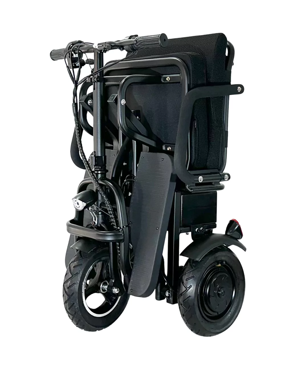 Un scooter de movilidad negro plegado se alza sobre un fondo blanco, mostrando su diseño compacto y portabilidad.