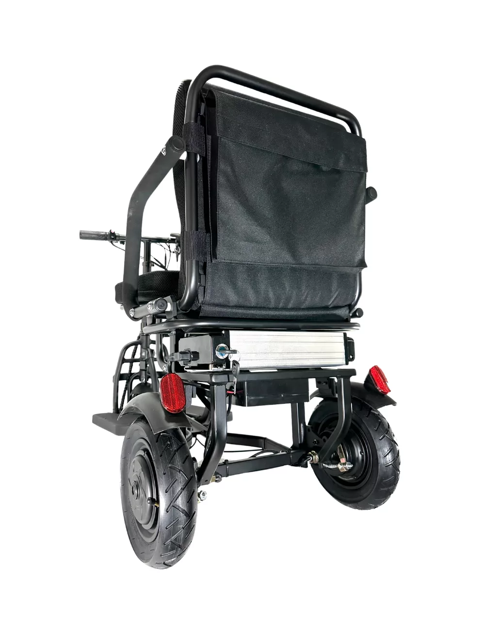 Un primer plano muestra la parte trasera de un scooter de movilidad negro plegado con asiento, luces y ruedas sobre un fondo blanco.
