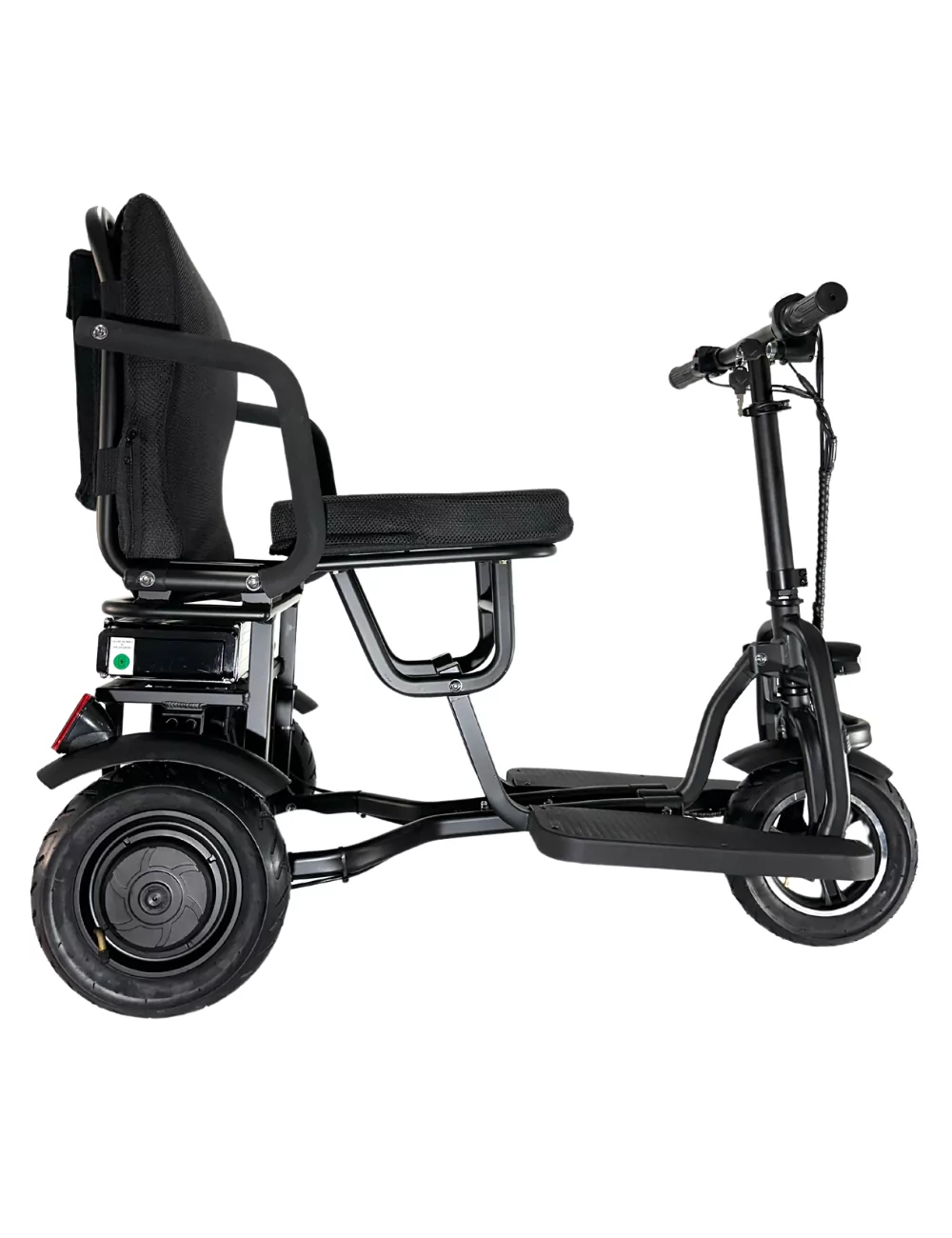 Un scooter de movilidad negro con asiento, cesta y manillar ajustable, que se muestra de perfil sobre un fondo blanco.