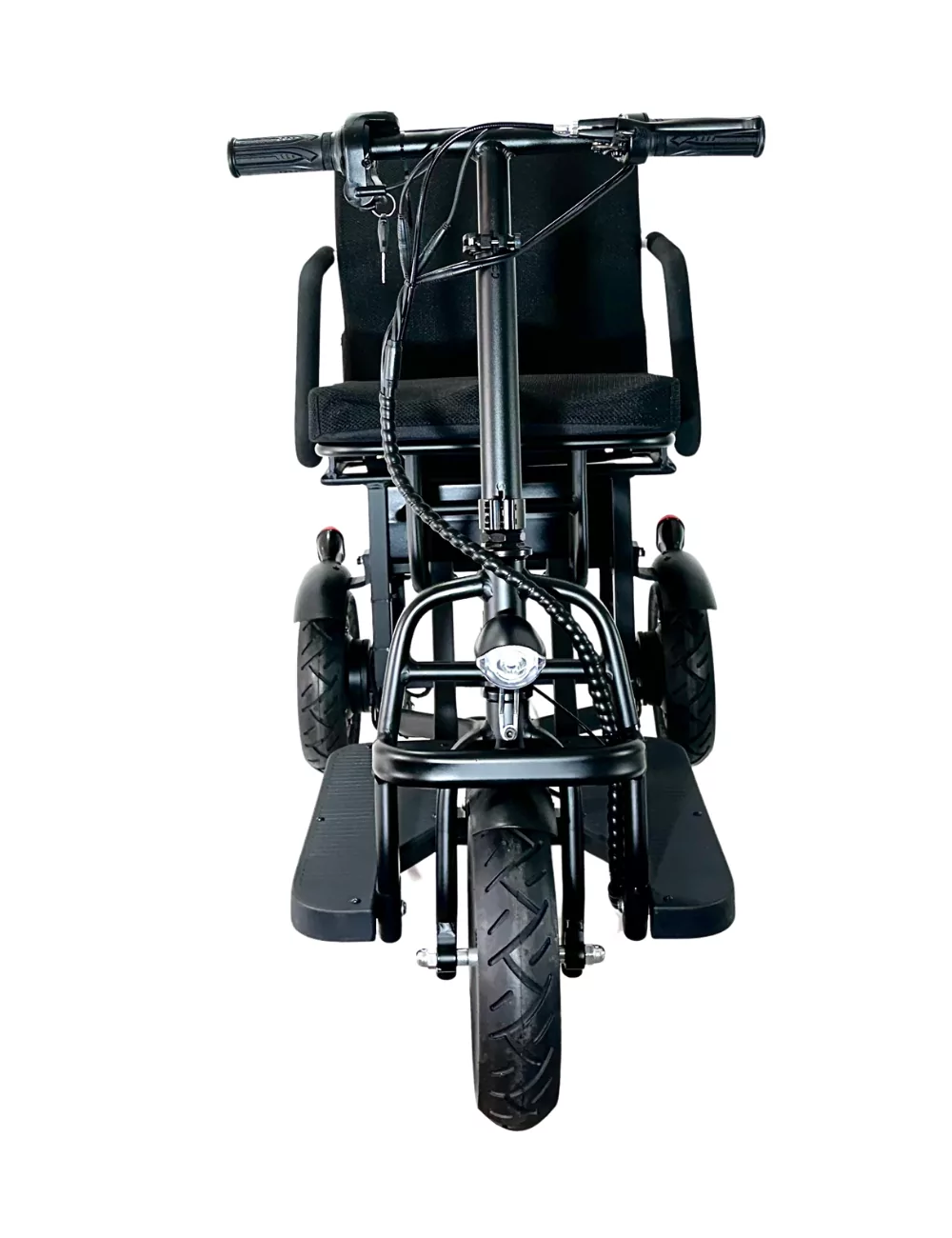 Un scooter de movilidad plegable negro con asiento, faro y reposapiés.