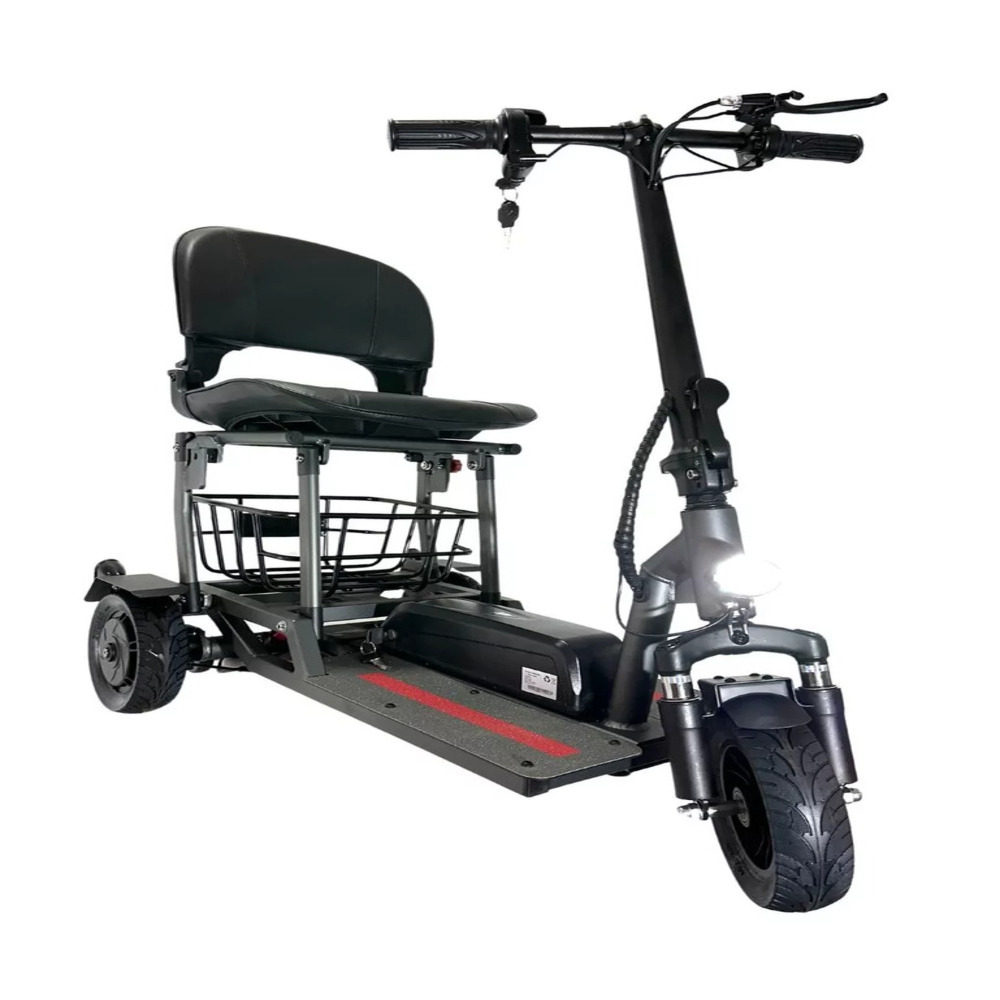 Un scooter de movilidad gris con asiento, cesta y faro negros, vista en ángulo.
