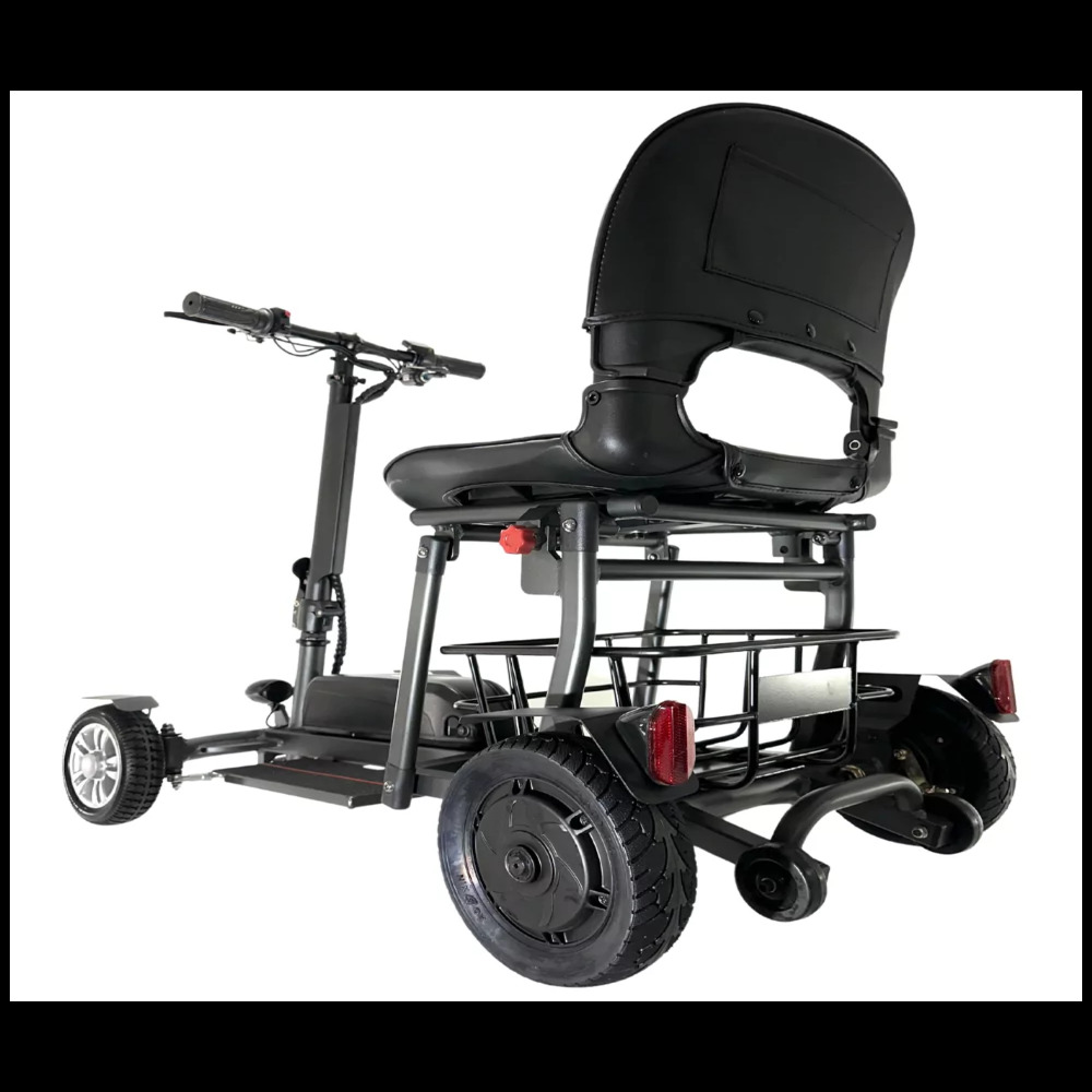 Scooter de movilidad negro con asiento, cesta y ruedas sobre fondo blanco.