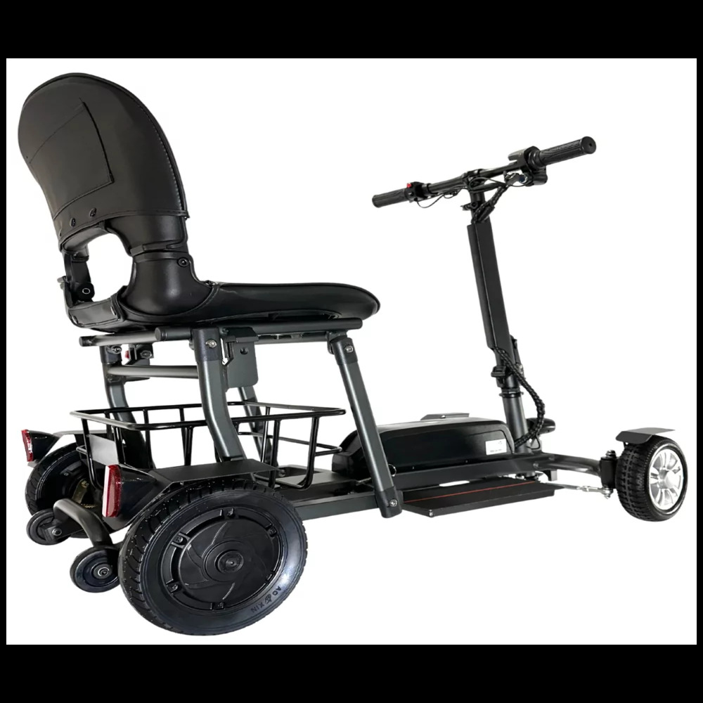 Scooter de movilidad negro con asiento, cesta y ruedas sobre fondo blanco.