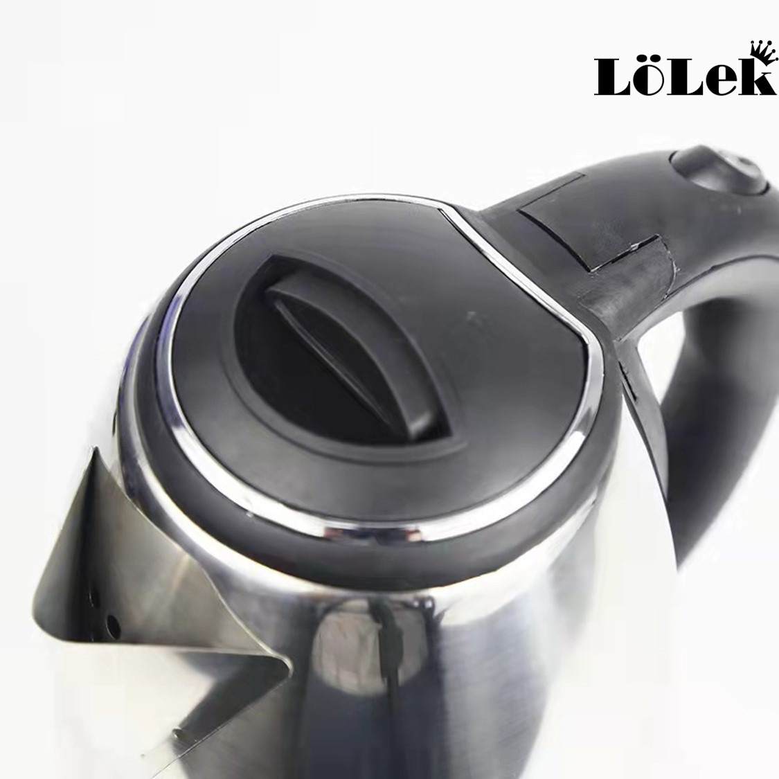 Primer plano de una tetera de acero inoxidable con tapa negra y el logo 'Lölek' arriba.