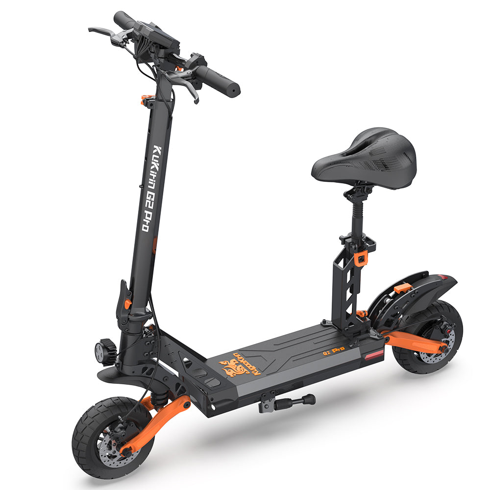 Un scooter eléctrico en negro y naranja. Tiene asiento y está sobre fondo blanco. La marca es Kukirin G2 Pro.