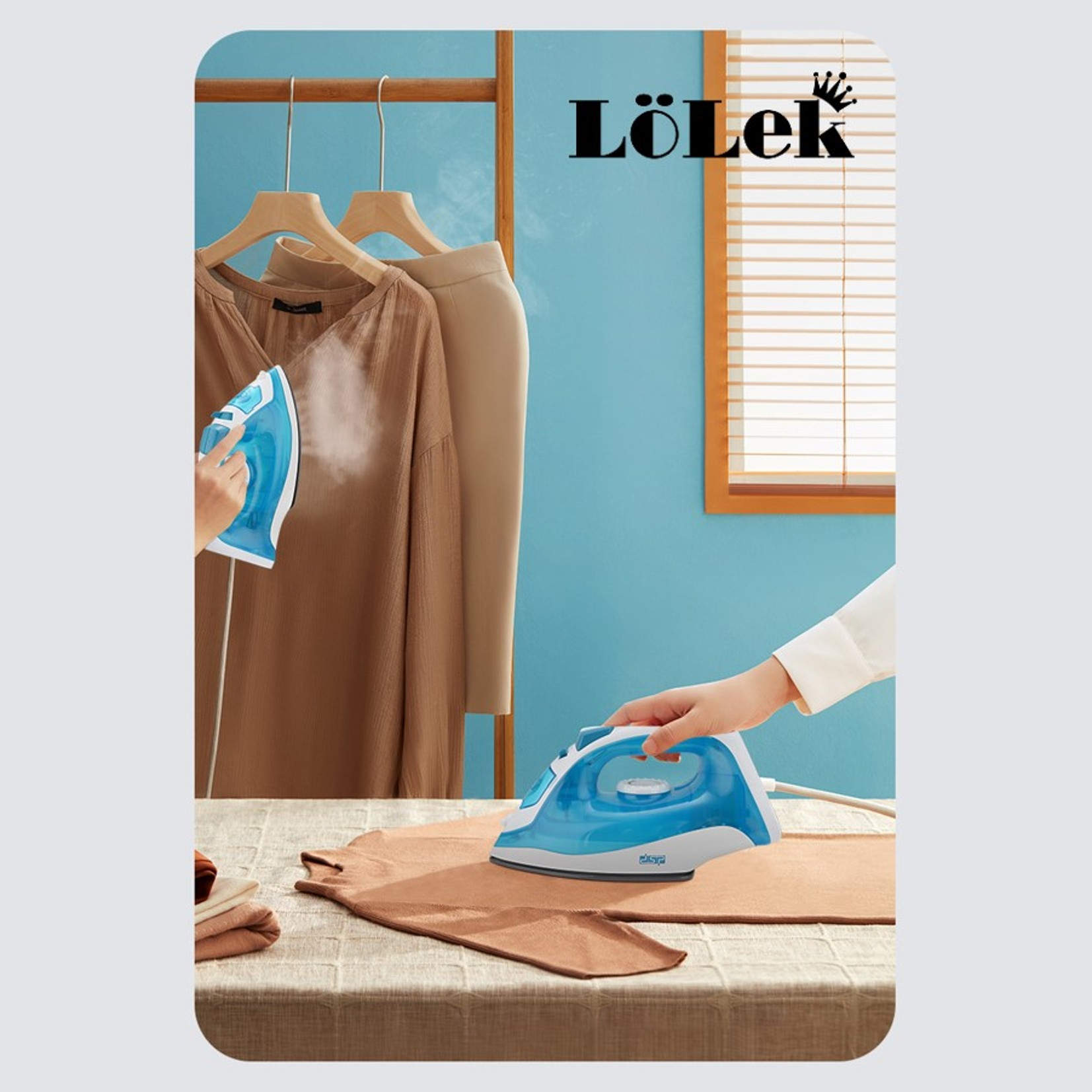 Una persona planchando ropa con una plancha azul y blanca. La marca LöLek está escrita arriba.