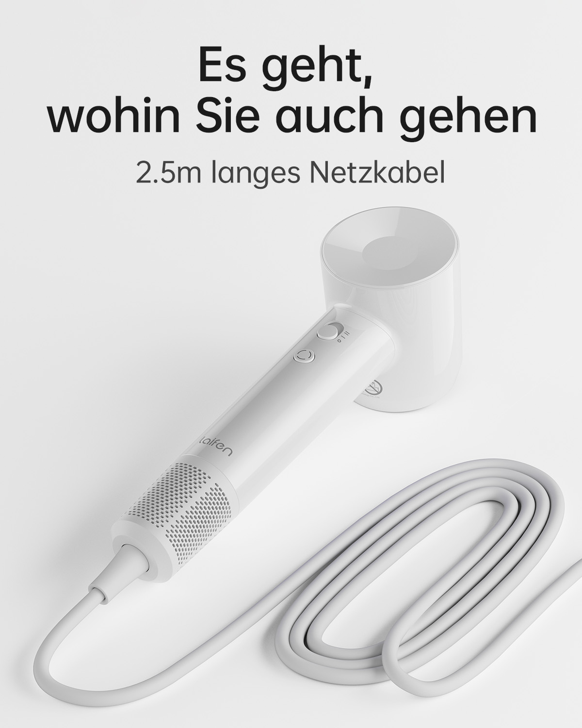 Ein weißer Haartrockner mit langem, grauem Kabel. Der Trockner ist auf einer weißen Oberfläche geneigt.