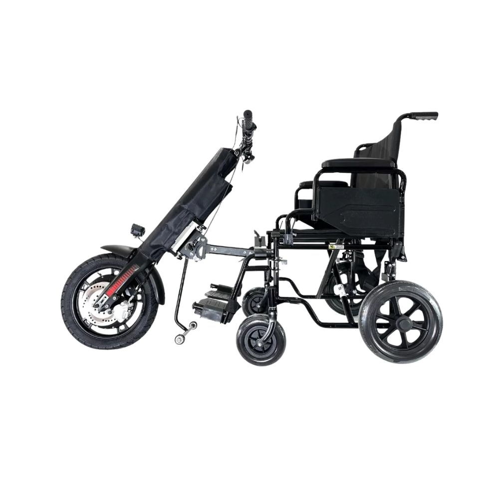 Silla de ruedas motorizada negra con rueda delantera, asiento y ruedas pequeñas. Aislada.