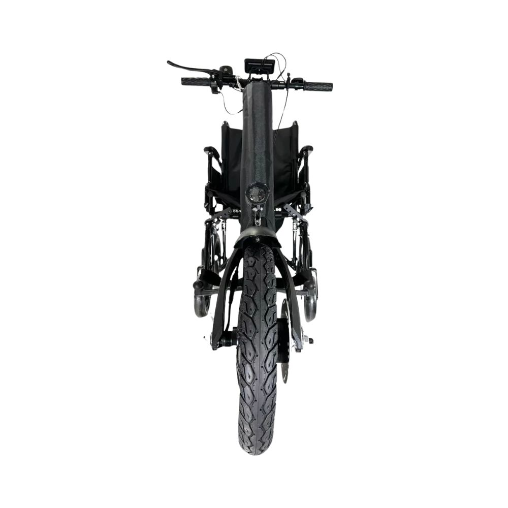 Una silla de ruedas motorizada negra, vista frontal. Tiene una rueda delantera y ruedas pequeñas.
