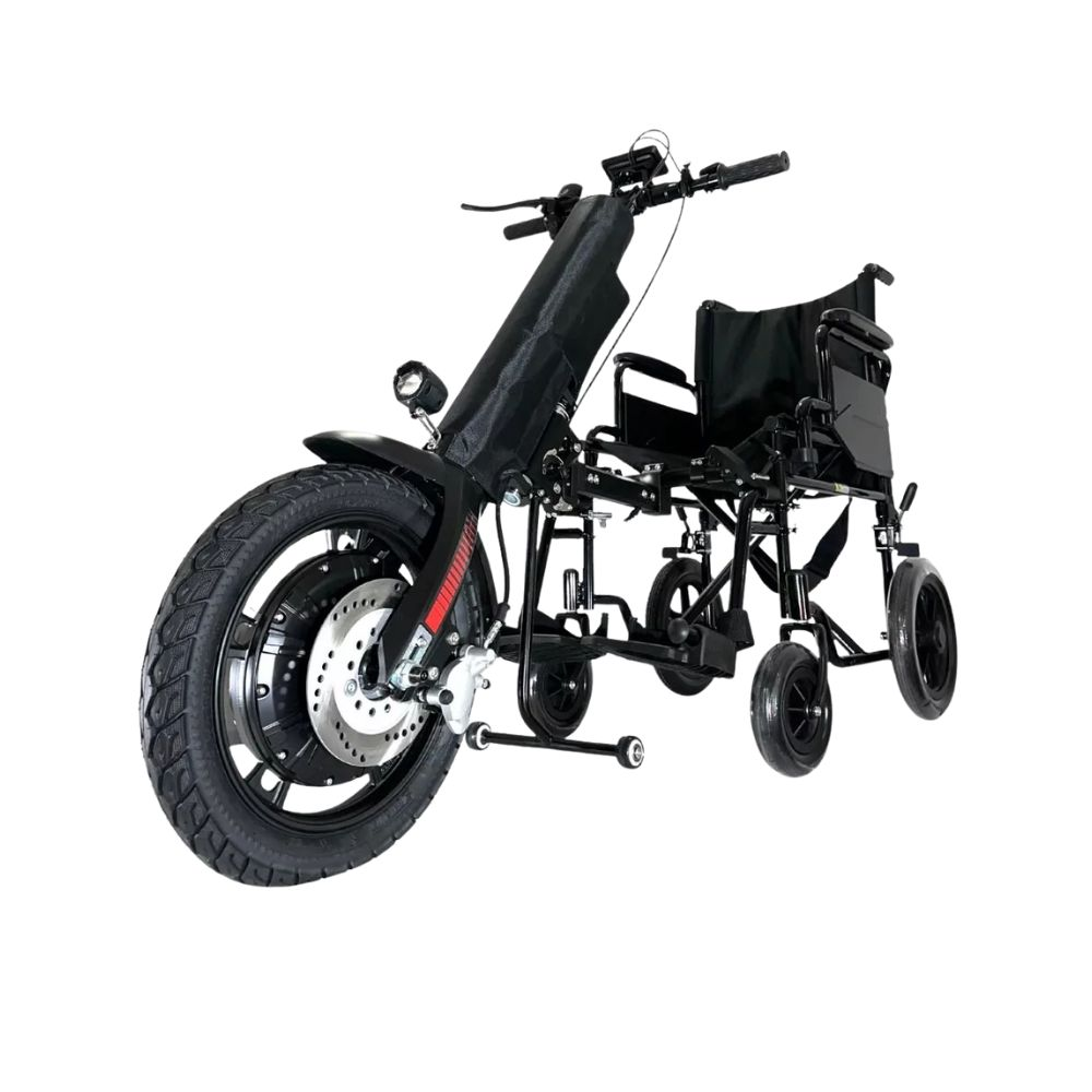 Silla de ruedas motorizada negra con rueda delantera grande, asiento negro y manillar. La rueda delantera tiene freno de disco y faro.