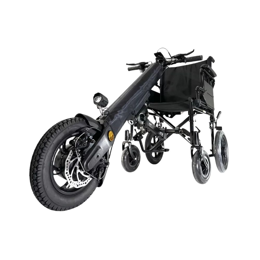 Silla de ruedas motorizada negra desde el frente. Tiene rueda delantera, asiento y ruedas pequeñas.
