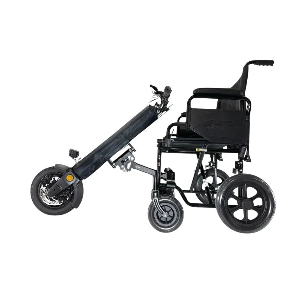 Silla de ruedas motorizada negra con rueda delantera y ruedas pequeñas, vista lateral.