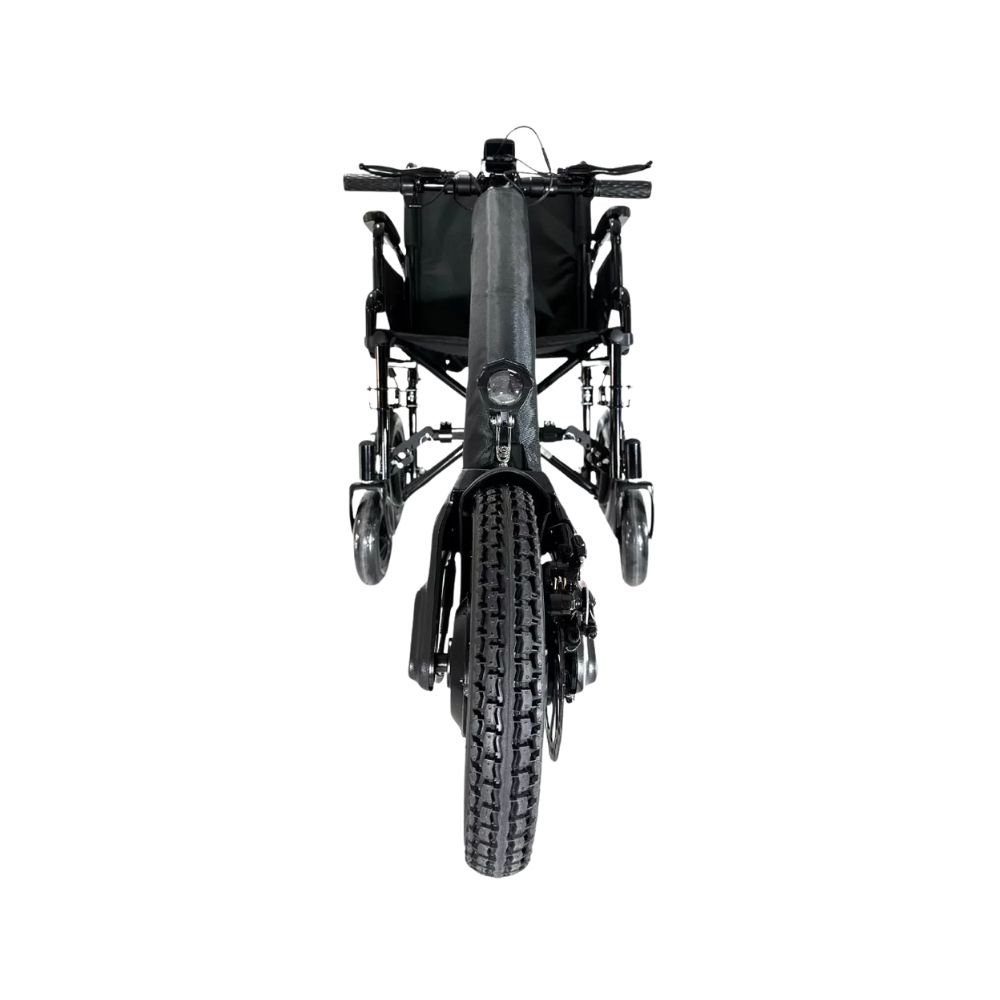 Vista frontal de una silla de ruedas motorizada negra. Tiene una rueda delantera grande, un asiento, manillar y ruedas pequeñas a cada lado.