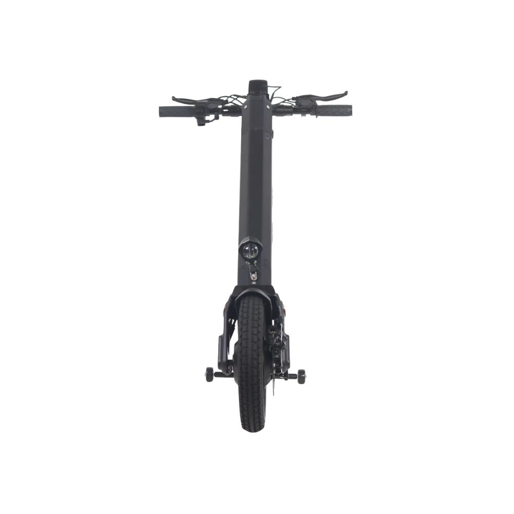 Vista frontal de una silla de ruedas motorizada negra con rueda delantera y ruedas pequeñas.