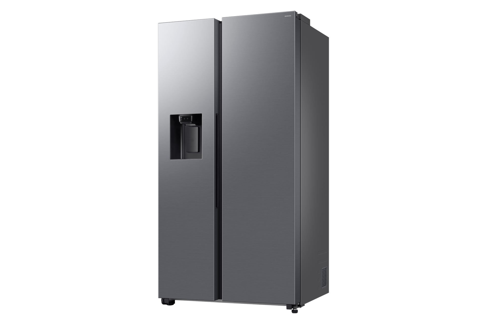 Silberner Side-by-Side-Kühlschrank mit Wasserspender. Schwarzer Hintergrund.