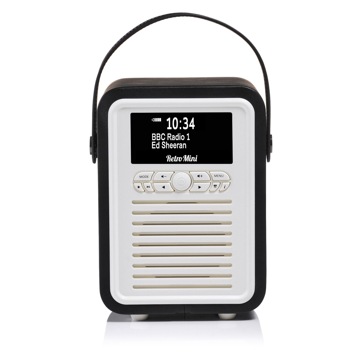 Schwarz-weißes Retro Mini Radio, das 10:34 und den Text BBC Radio 1 Ed Sheeran anzeigt.