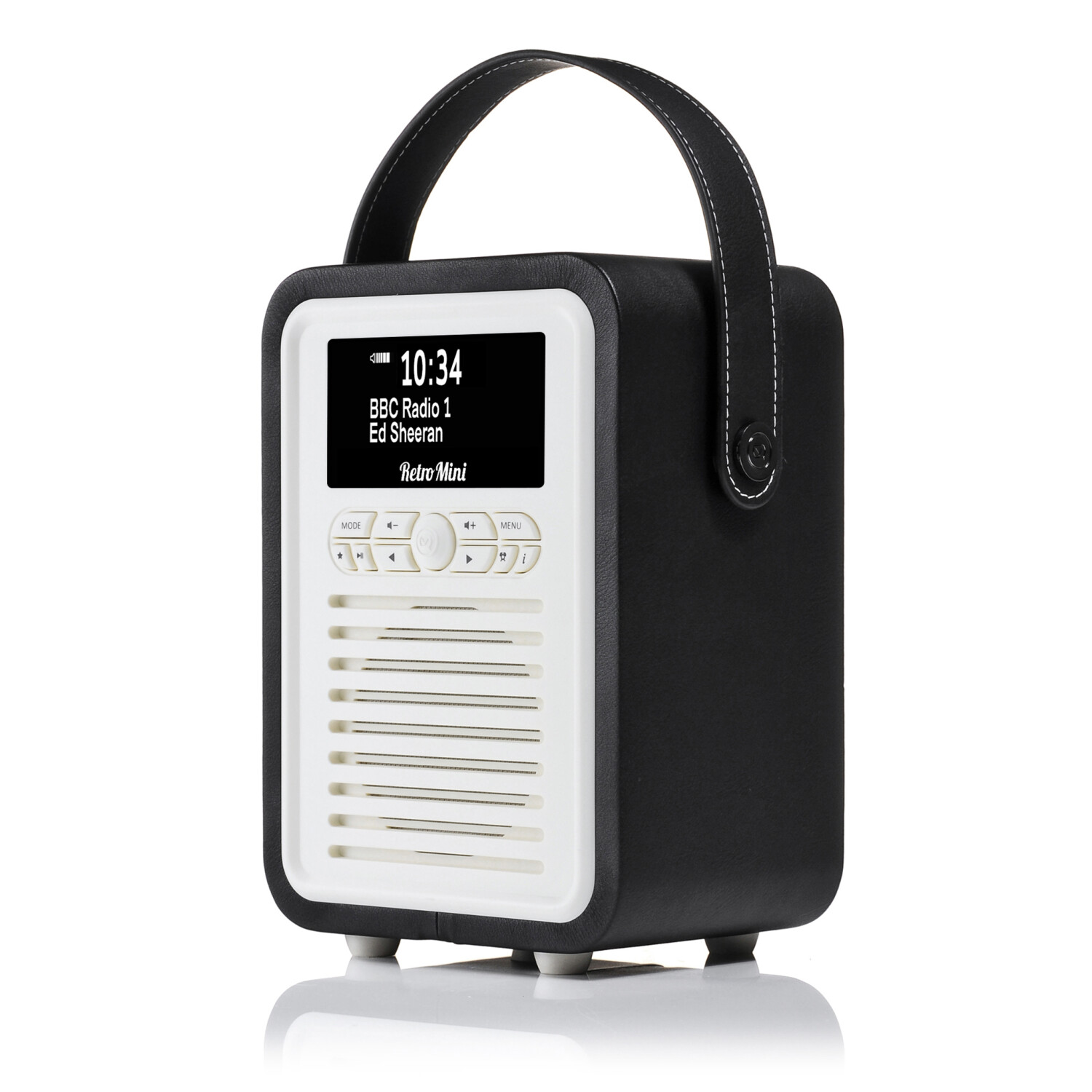Schwarz-weißes Retro-Radio mit Griff, Bildschirm zeigt Zeit und Sender an.