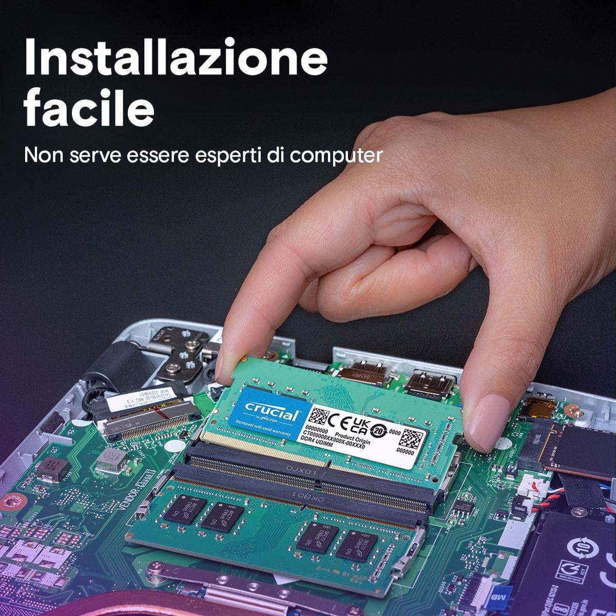 Ręka wkładająca moduł RAM Crucial do laptopa. Tekst mówi: łatwa instalacja, nie potrzeba eksperta komputerowego.