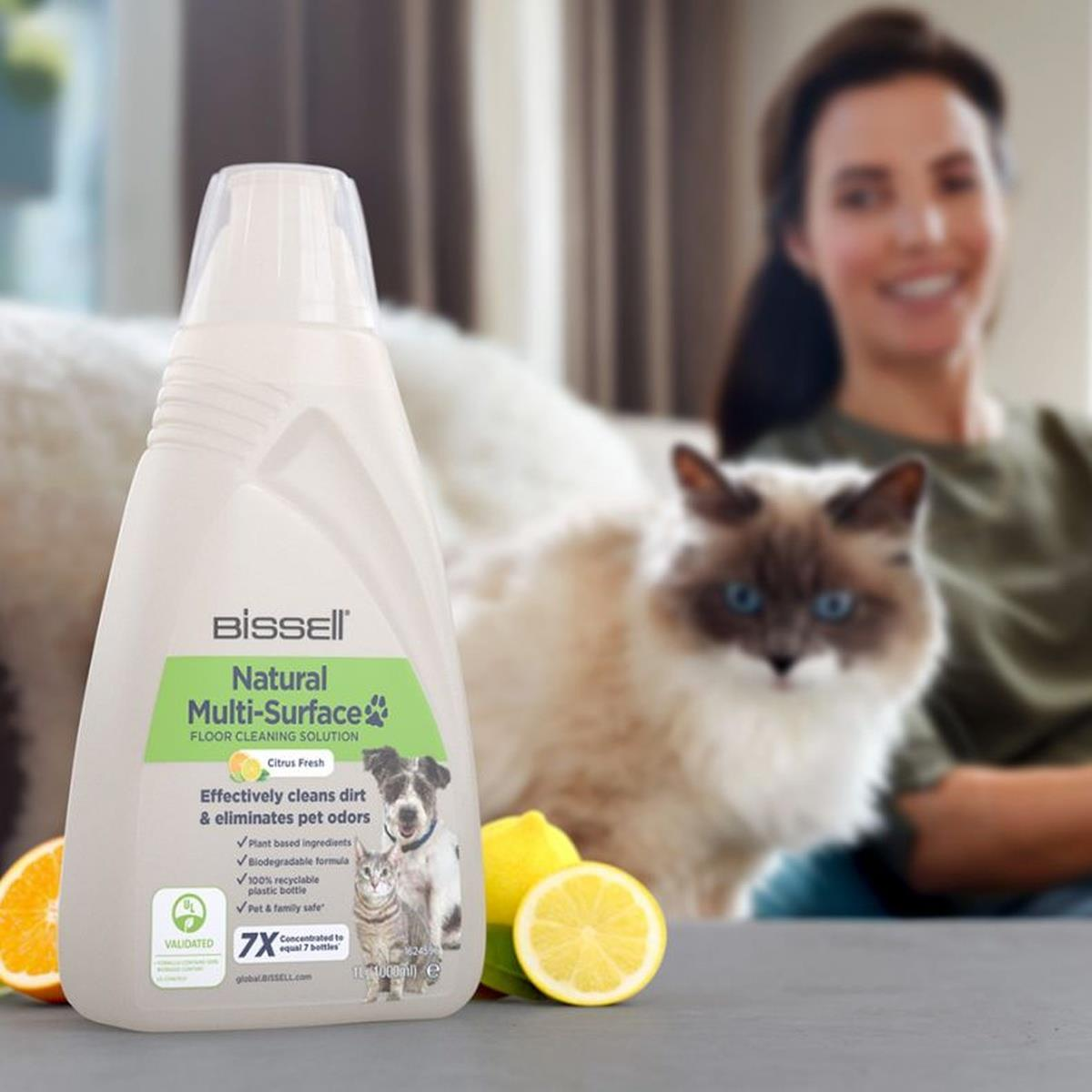 Bissell temizleyici, kedi ve köpek illüstrasyonu, kadın ve arka planda bir ragdoll kedisi.