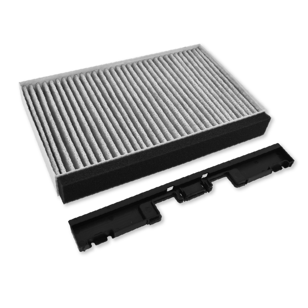 Luftfilter und schwarze Kunststoffabdeckung. Der Filter ist rechteckig, grau und hat mehrere parallele Rillen.