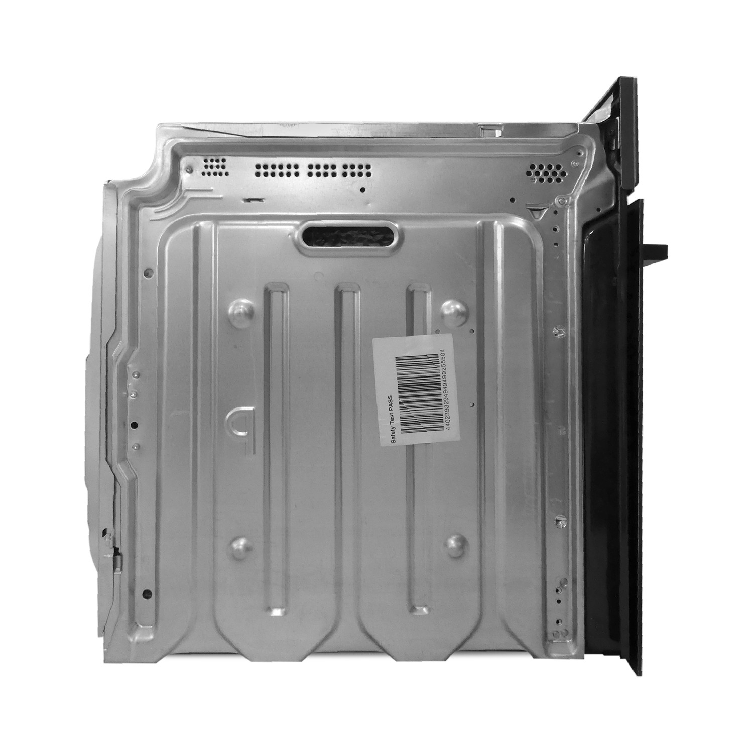 Eine Metall-Backofen-Rückwand mit Lüftungsschlitzen, einem Barcode-Aufkleber und einer schwarzen Seitenwand. Die Platte ist silberfarben und hat vertikale Linien.