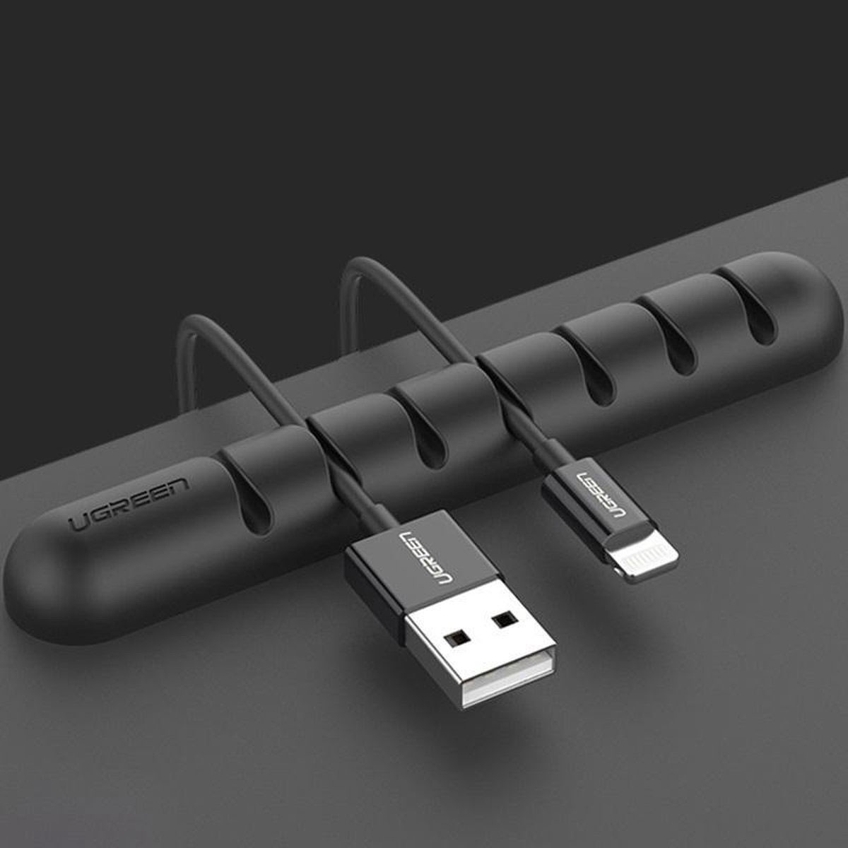 Czarny organizer kabli UGREEN z dwoma czarnymi kablami ładującymi i złączami USB i lightning.