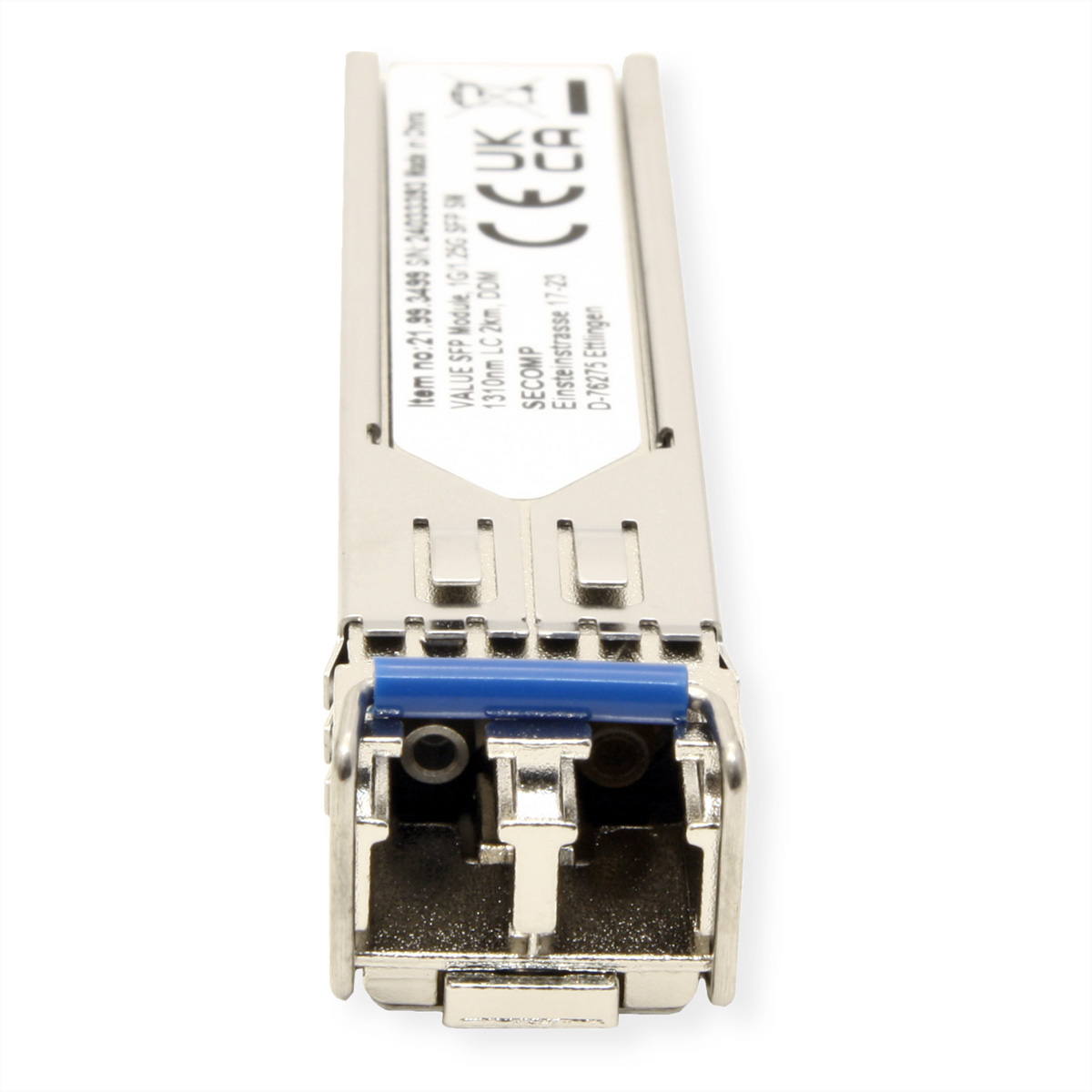 Un petit module SFP en métal avec ports de connecteur et étiquette. Le module est sur une surface blanche.