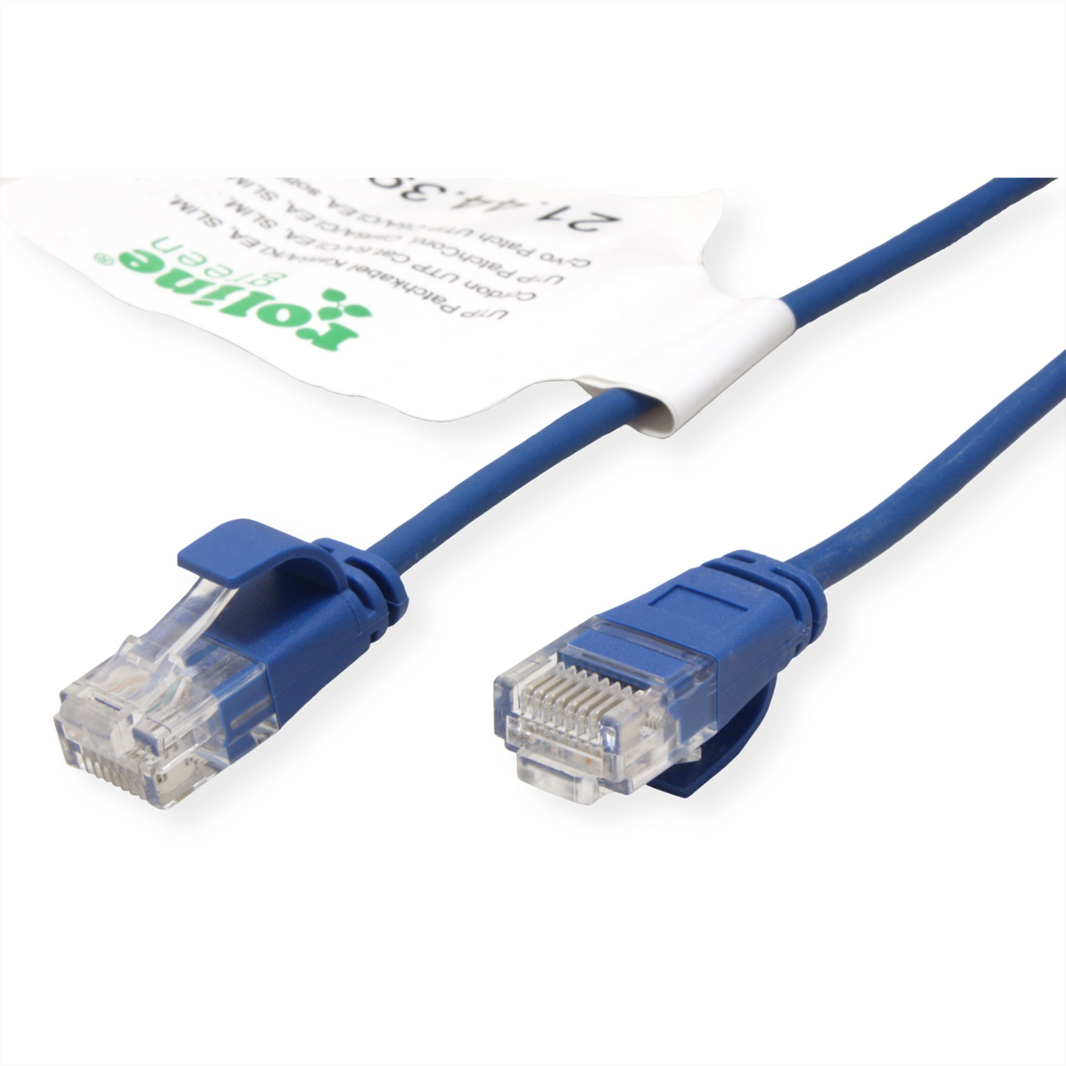 Niebieski kabel sieciowy z wtyczkami na białym tle.