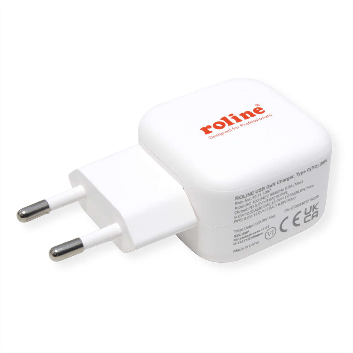 Un chargeur USB-C blanc et rouge avec deux broches. Le chargeur porte du texte, sur fond blanc.