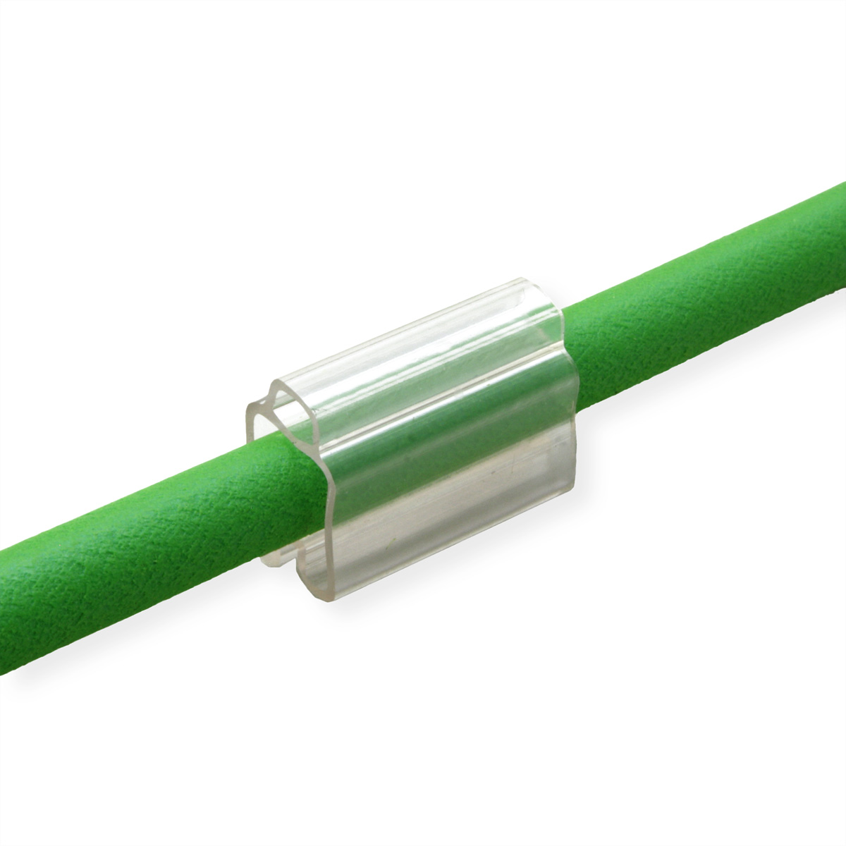 Un clip de câble en plastique transparent maintient un câble vert. Le clip est au milieu.