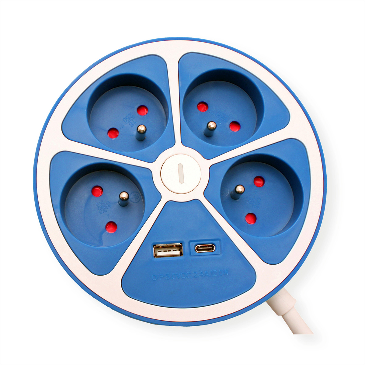 Une multiprise bleue et blanche avec cinq prises, deux ports USB et un cordon blanc.