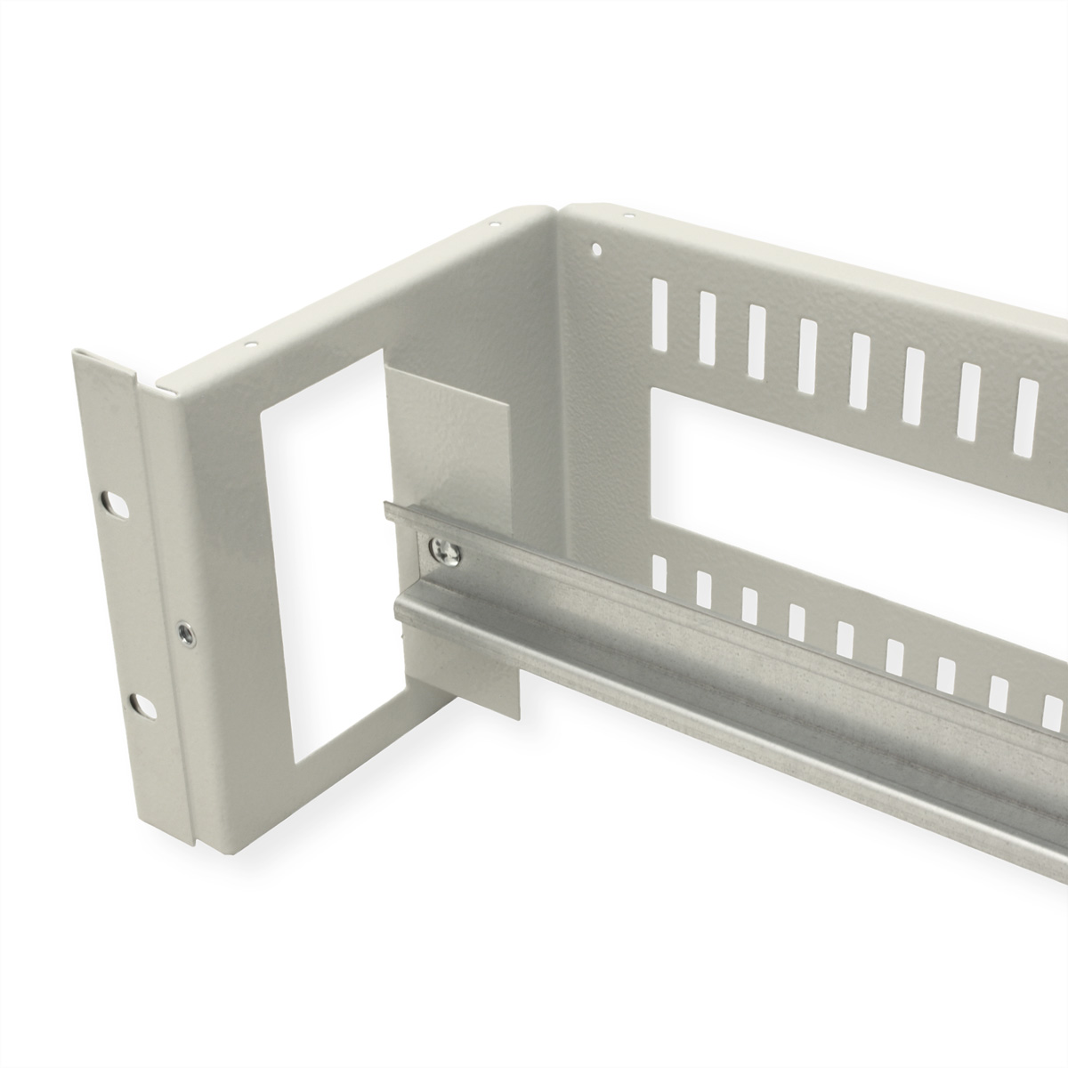 Una staffa rackmount in metallo bianco con fori e una guida, su sfondo bianco.