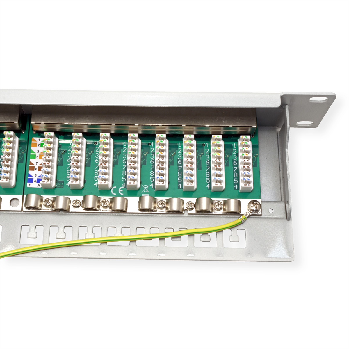 Un panneau de brassage avec des ports RJ45, numérotés, et un fil de terre sur fond blanc.