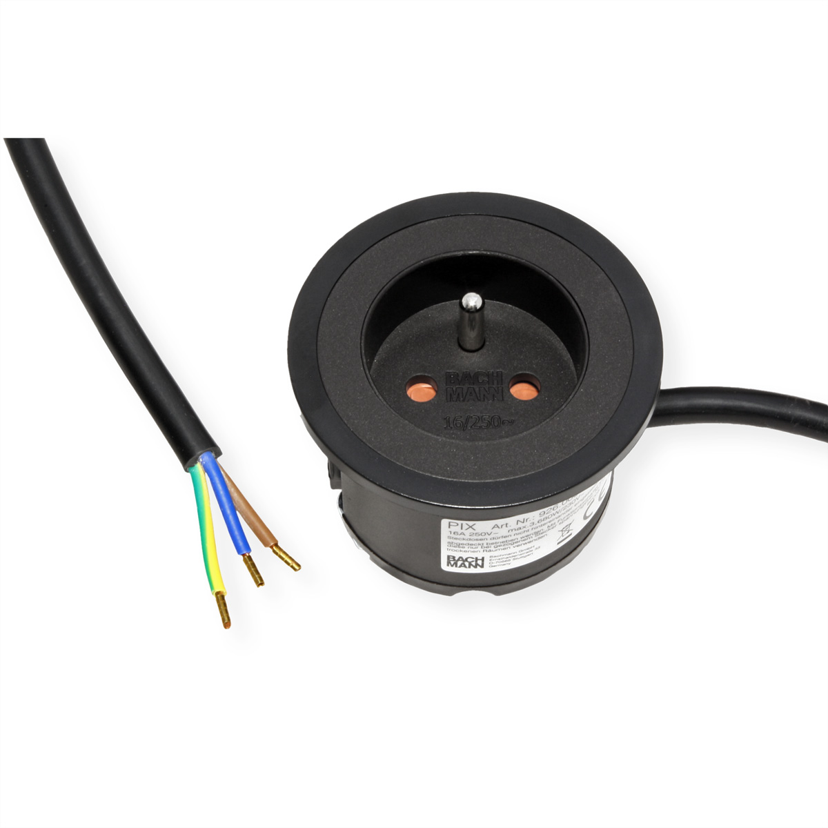 Schwarze Steckdose mit Kabel und farbigen Drähten auf weißem Untergrund.