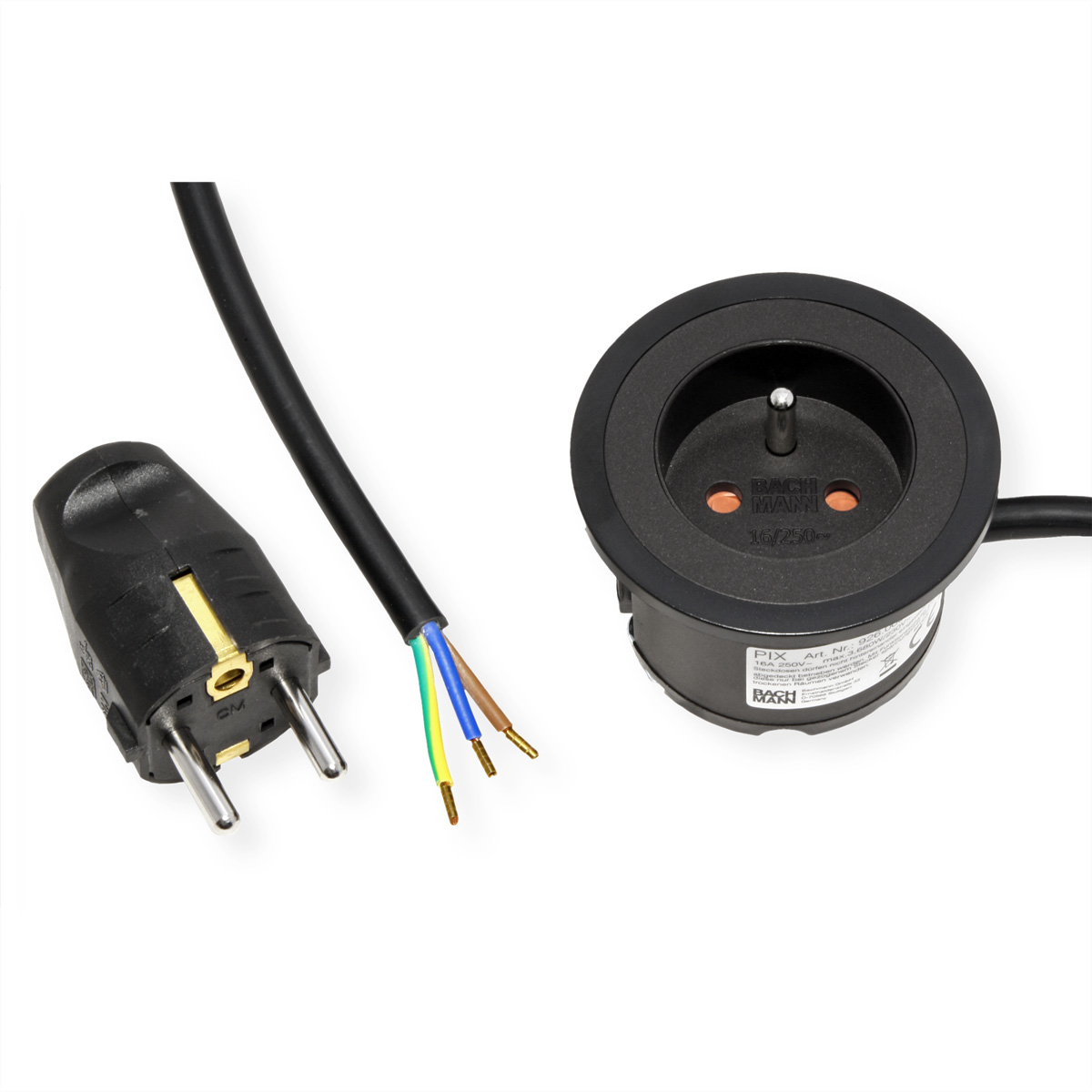 Steckdose, Stecker und Kabel mit farbigen Drähten auf weißem Untergrund.