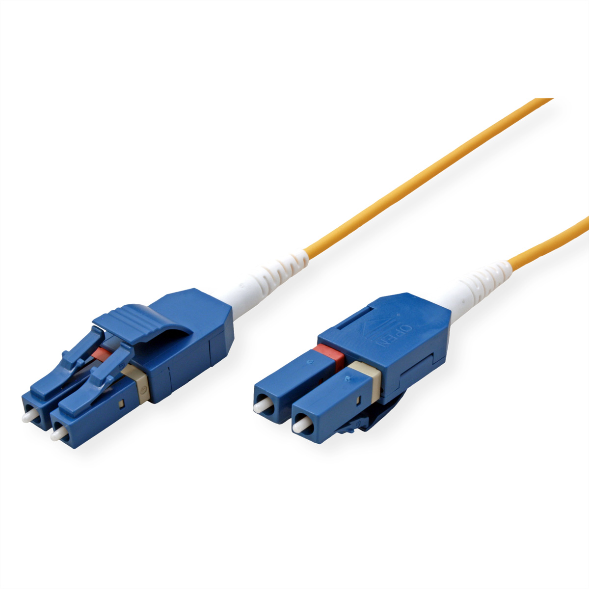 Deux câbles à fibre optique avec des câbles jaunes et des connecteurs bleus. Fond blanc.
