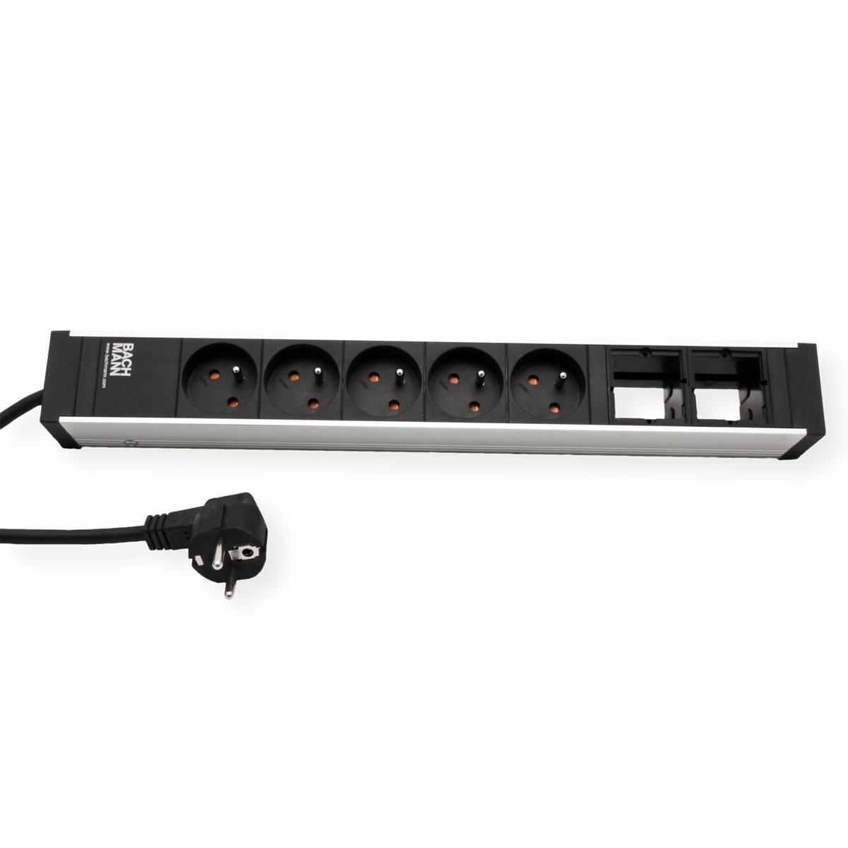 Schwarze Steckdosenleiste mit fünf Steckdosen und einem Stecker. Der Hintergrund ist weiß.