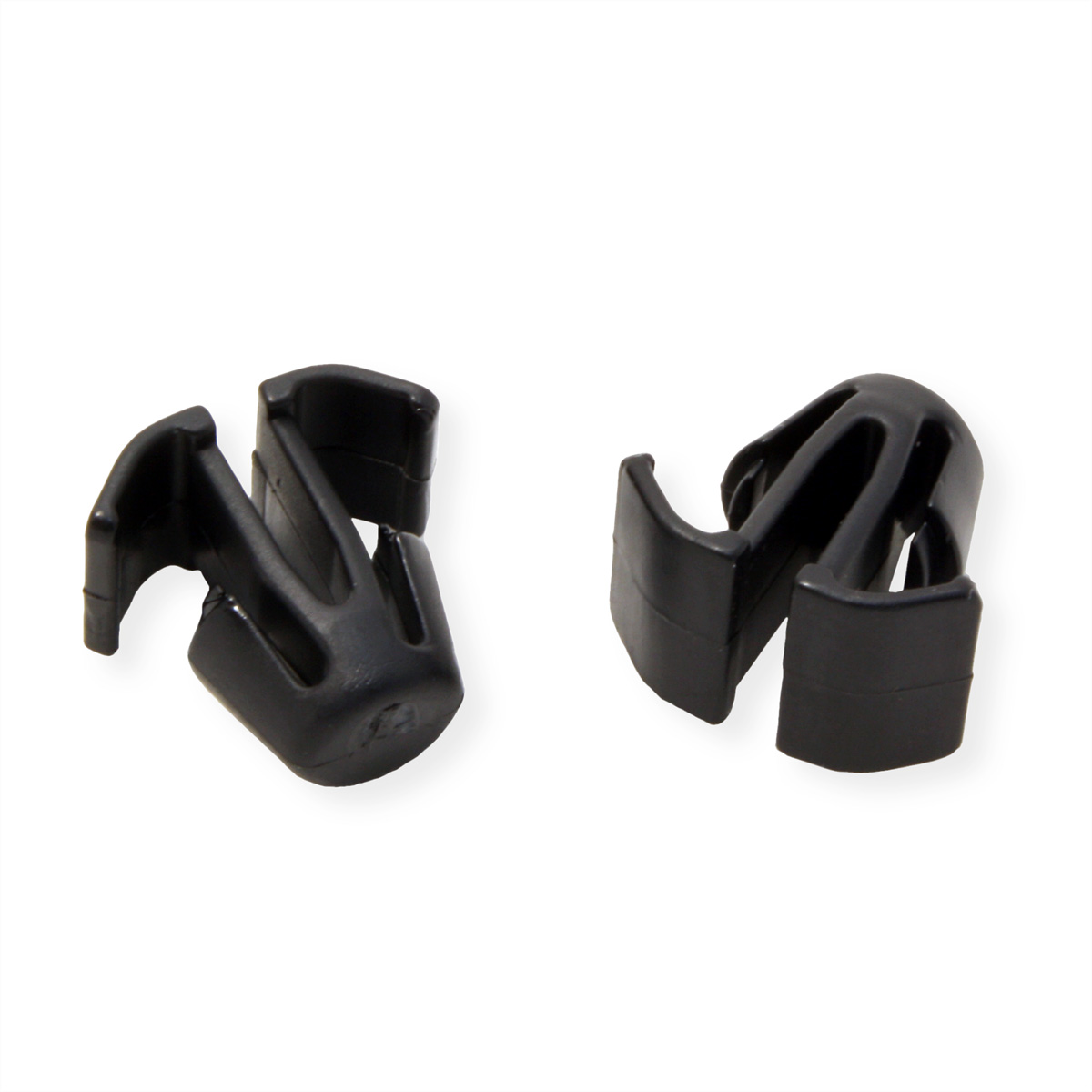 Twee zwarte plastic kabelclips. Ze hebben gebogen armen. Witte achtergrond.