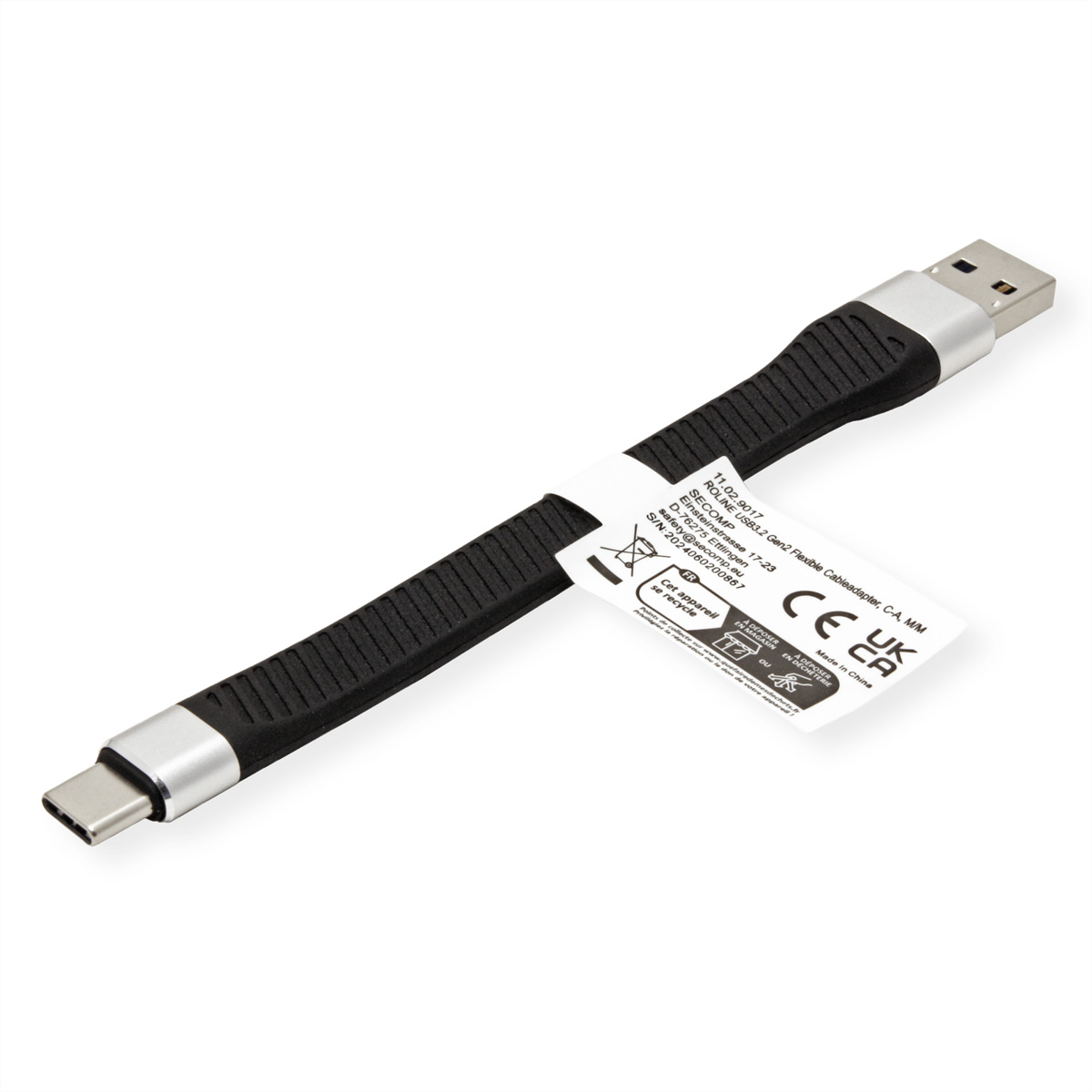Un adaptateur USB-C vers USB-A noir et argenté avec une étiquette. L'étiquette contient du texte et une marque CE.