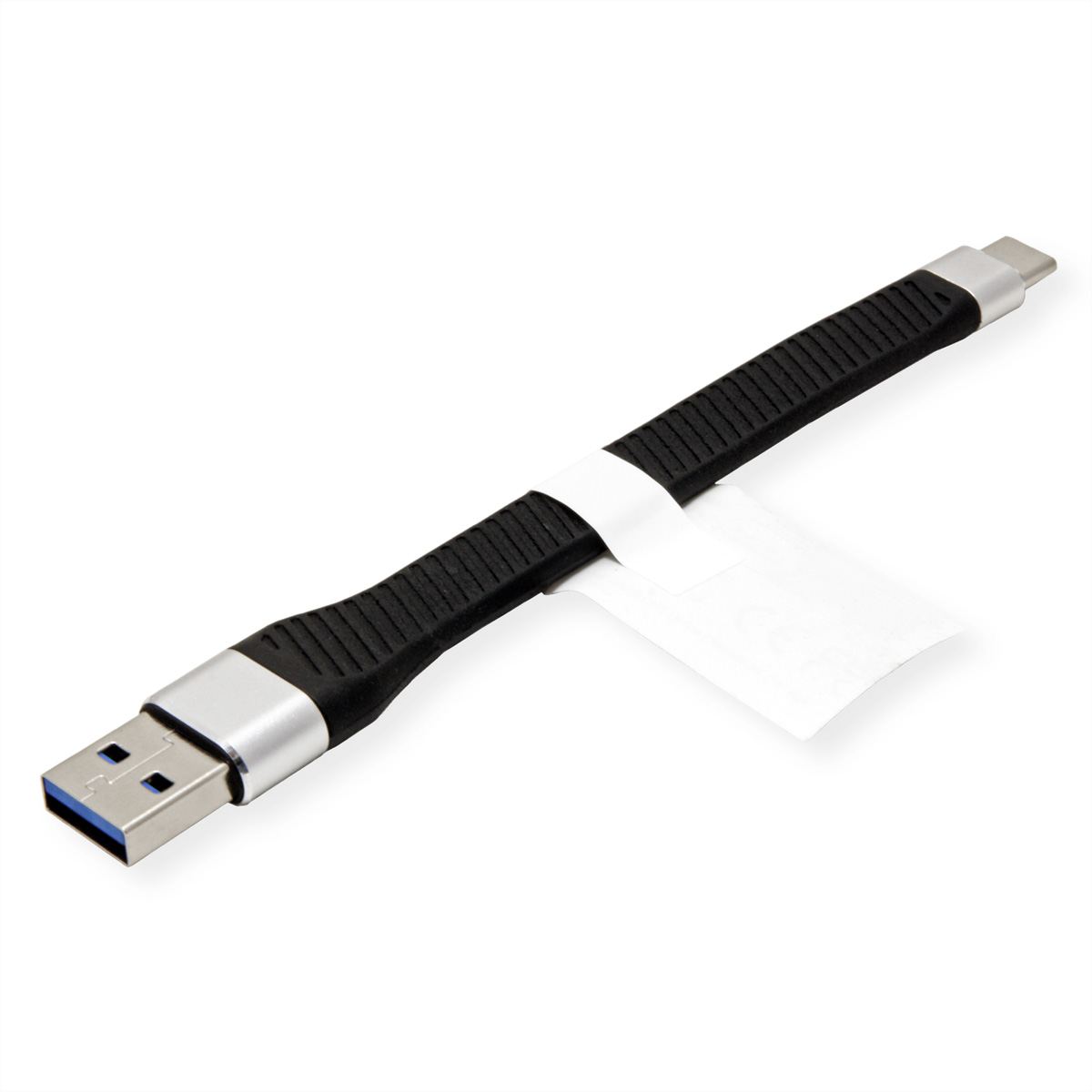 Un câble USB noir et argenté avec un connecteur USB-A et USB-C. Il y a une étiquette blanche. Fond blanc.
