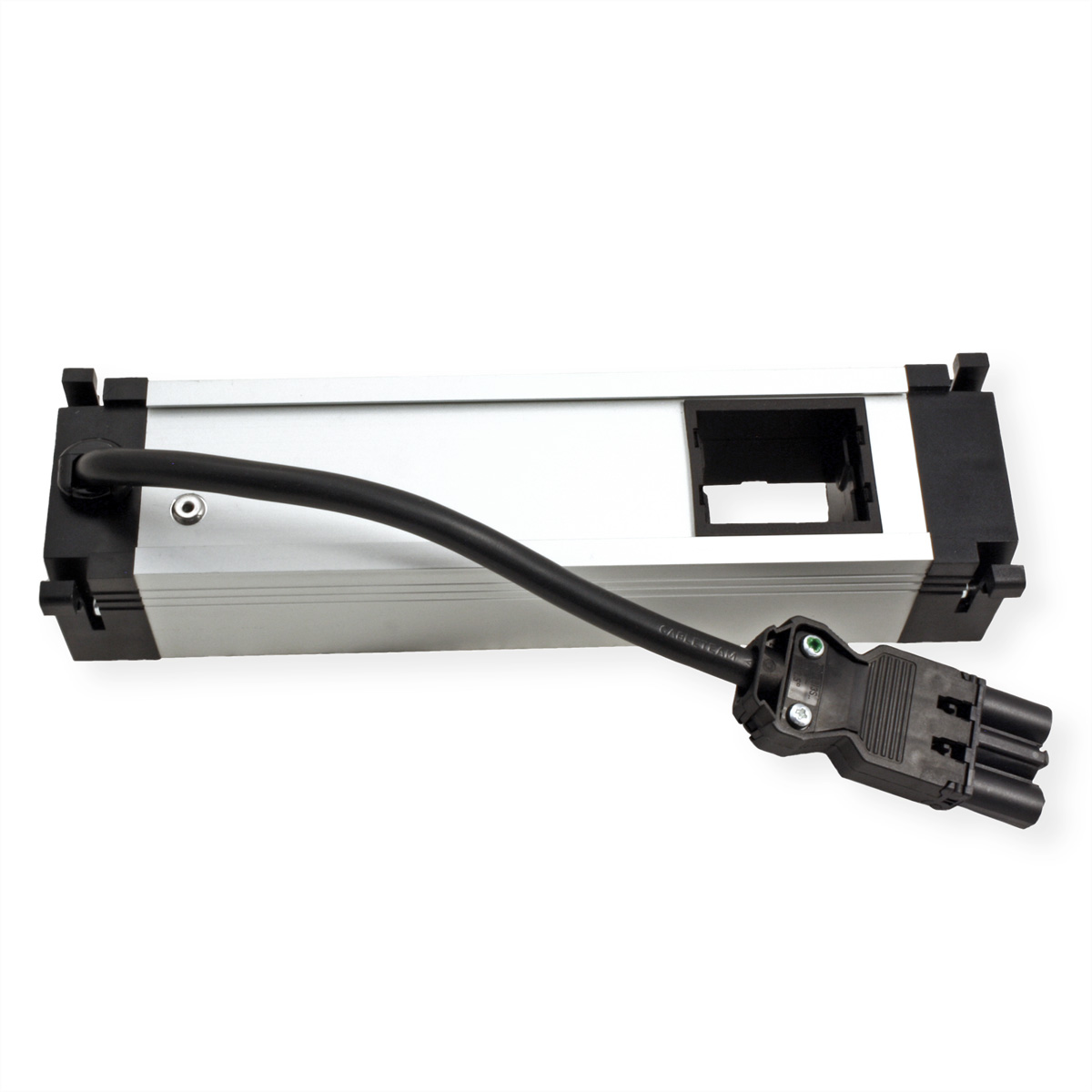 Een zilveren en zwarte stekkerdoos met een zwart netsnoer en een zwarte connector. De connector heeft drie pinnen.