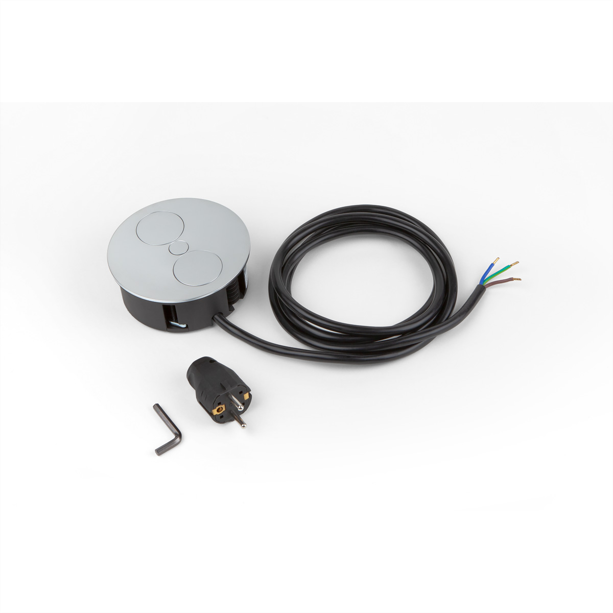 Czarny i srebrny zespół gniazda zasilania. Przewód zasilający jest podłączony. Białe tło.