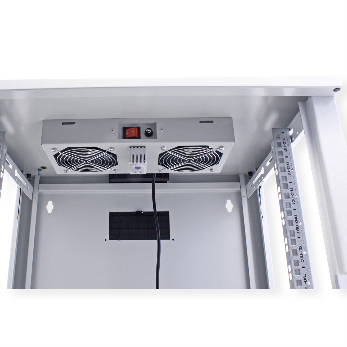 Un rack server in metallo con ventole e un interruttore di alimentazione. Il rack è aperto in basso. Sfondo bianco.