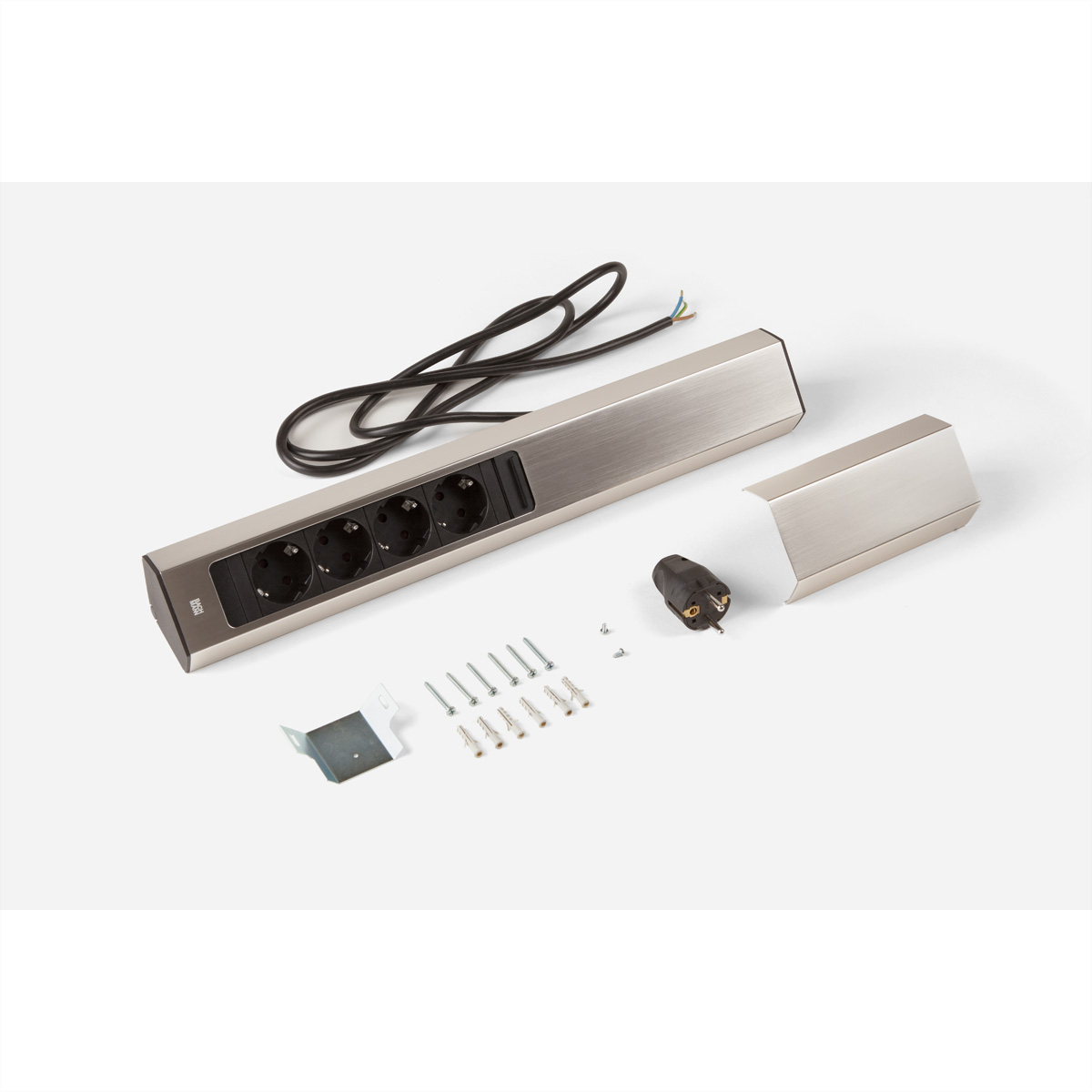 Eine silberne Steckdosenleiste mit vier Steckdosen und einem schwarzen Stecker, plus Schrauben und Halterung. Weißer Hintergrund.
