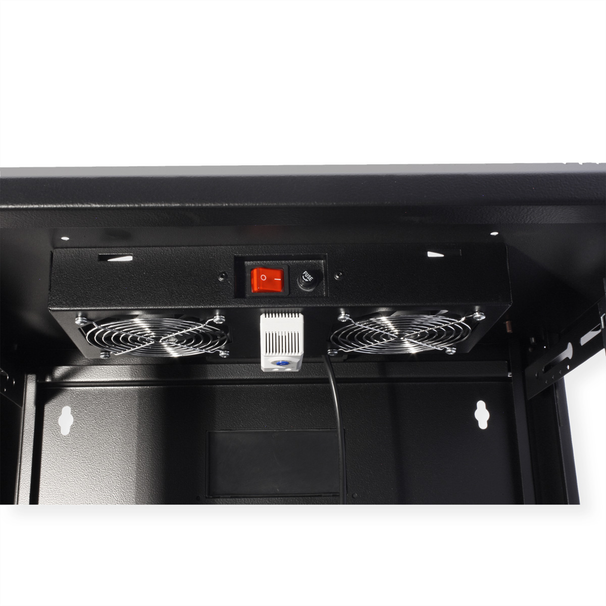 Vista interna di un rack metallico nero con due ventole, un interruttore, un piccolo dispositivo e una presa di corrente. Sfondo bianco.