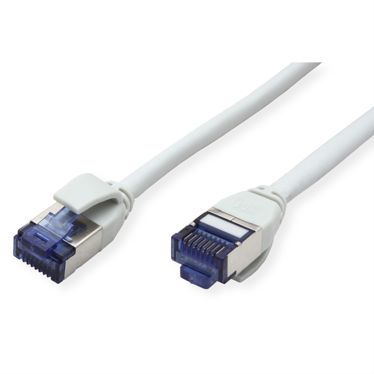 Twee netwerkkabels met grijze draden en blauwe en zilveren RJ45-connectoren, tegen een witte achtergrond.