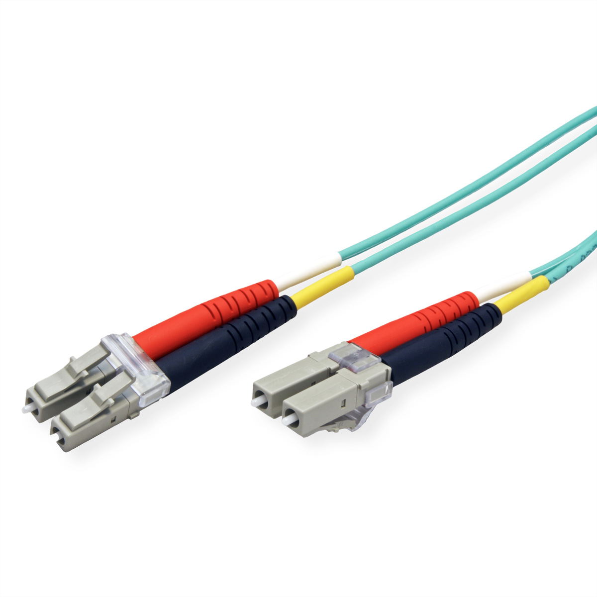 Deux câbles à fibre optique avec connecteurs gris et sections rouges et noires. Sur fond blanc.