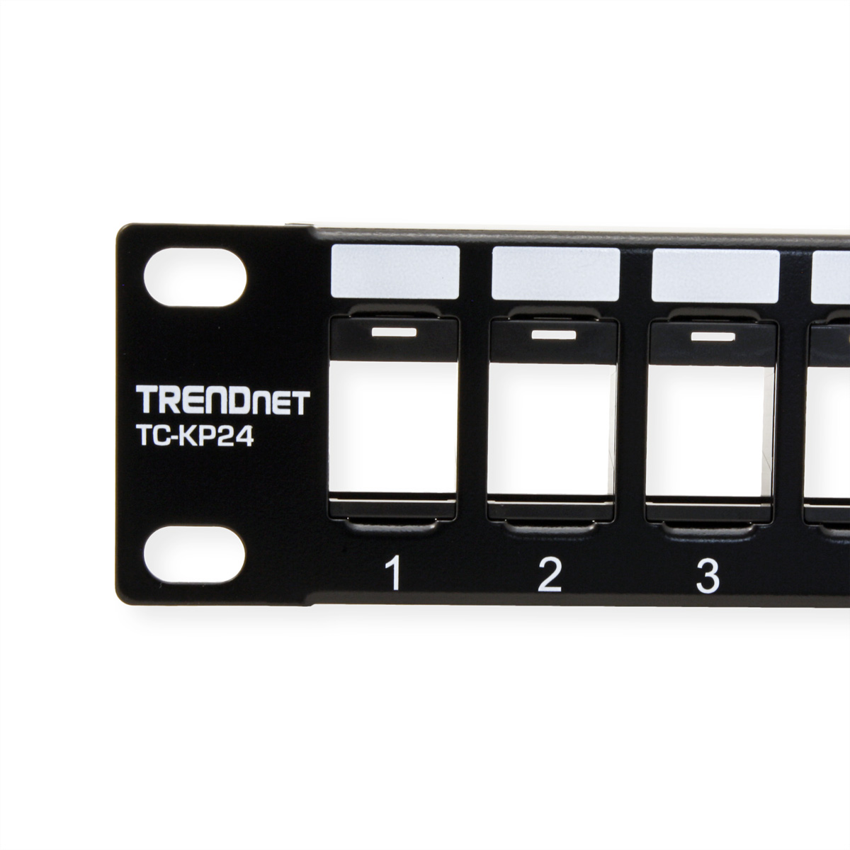 Nahaufnahme eines schwarzen Netzwerk-Patchpanels. Das Panel hat eine weiße Reihe von Zahlen: 1, 2 und 3.