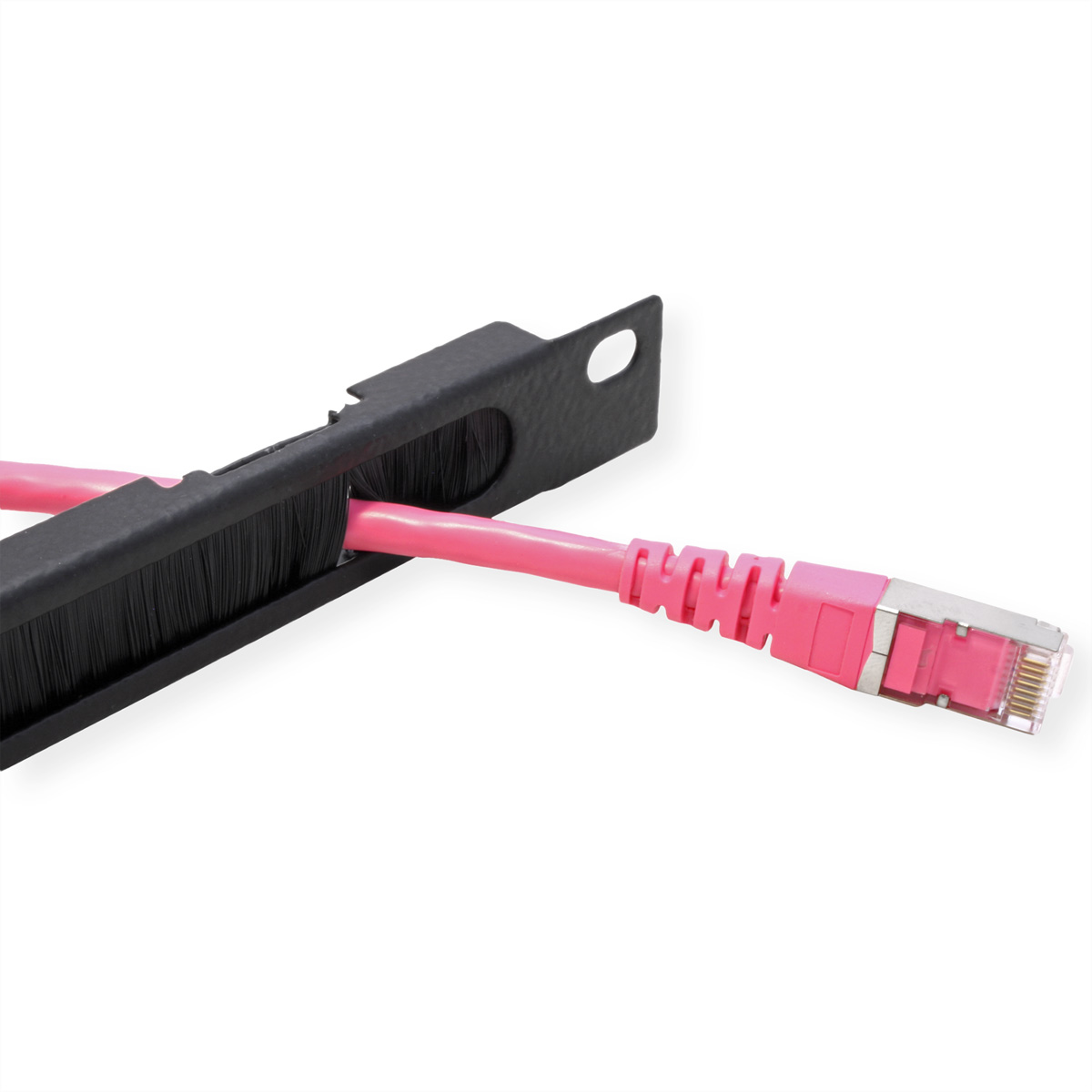 Pannello di gestione cavi nero con un cavo di rete rosa. Sfondo bianco con una leggera ombra.