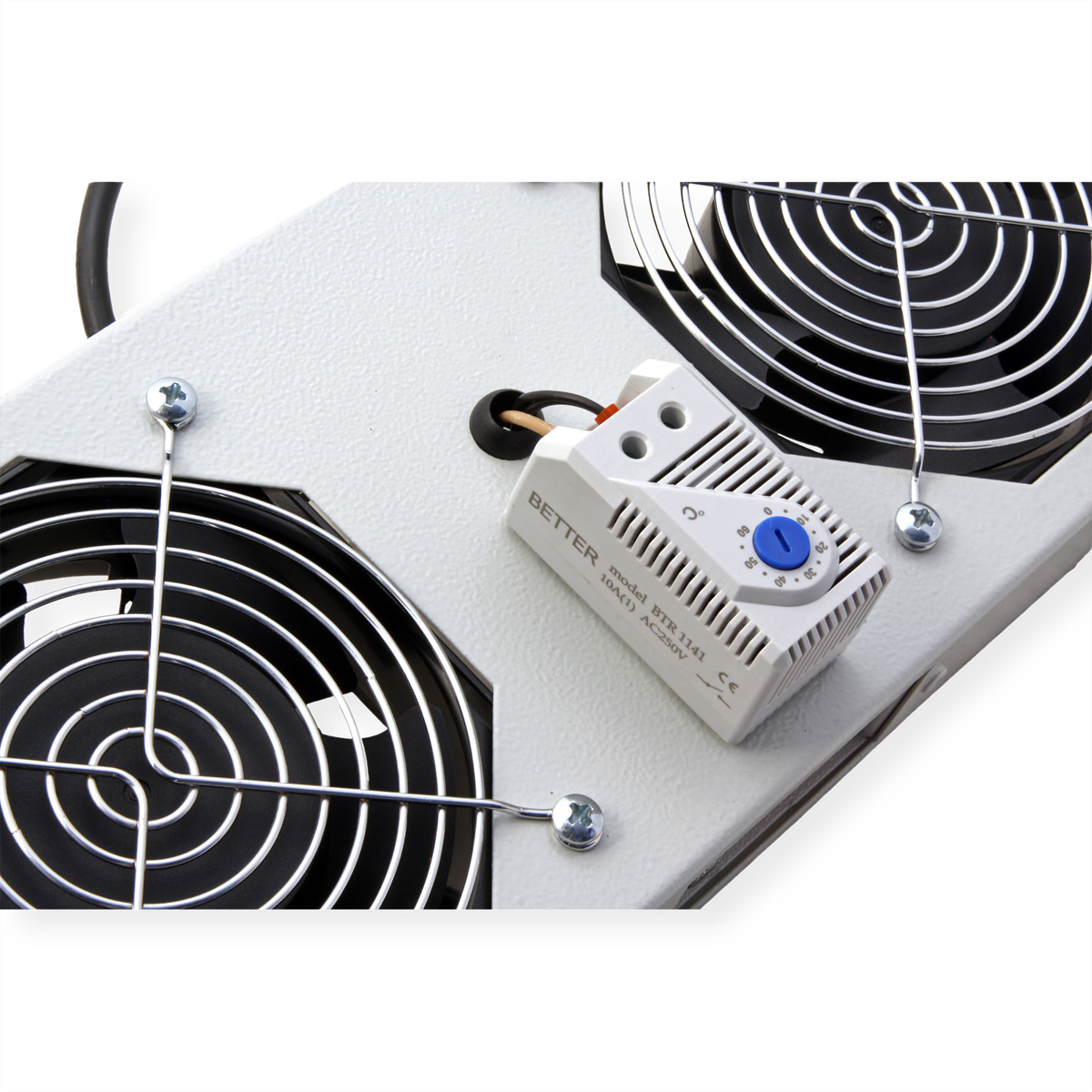 Primo piano di un componente elettronico bianco con due ventole e un pannello di controllo. Il pannello ha un quadrante.